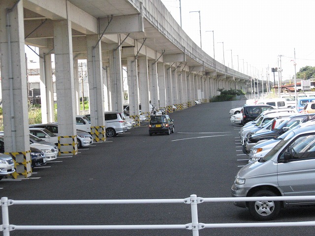 出水駅高架下駐車場
