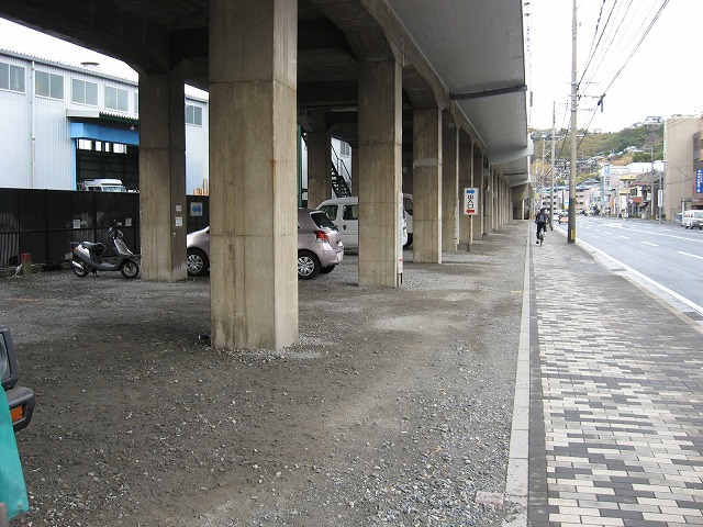 枝光駅高架下駐車場