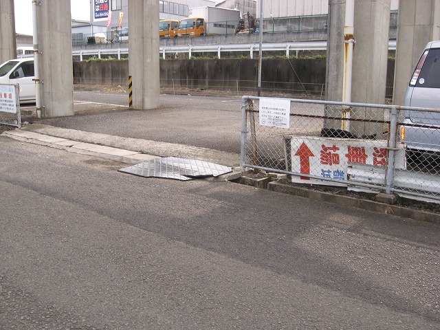 西都城高架下駐車場