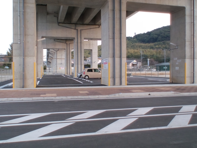 新大牟田駅高架下月極駐車場