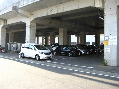 千早駅高架下駐車場