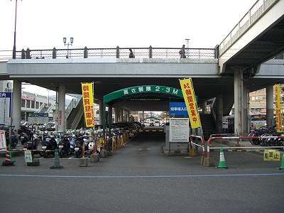 長崎駅高架下自動車整理場