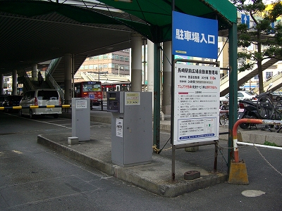 長崎駅高架下自動車整理場
