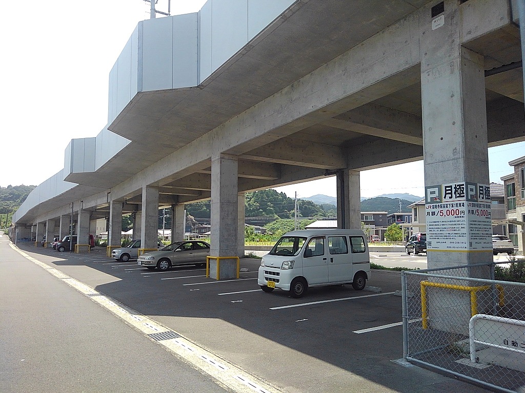 慈眼寺駅高架下第1駐車場