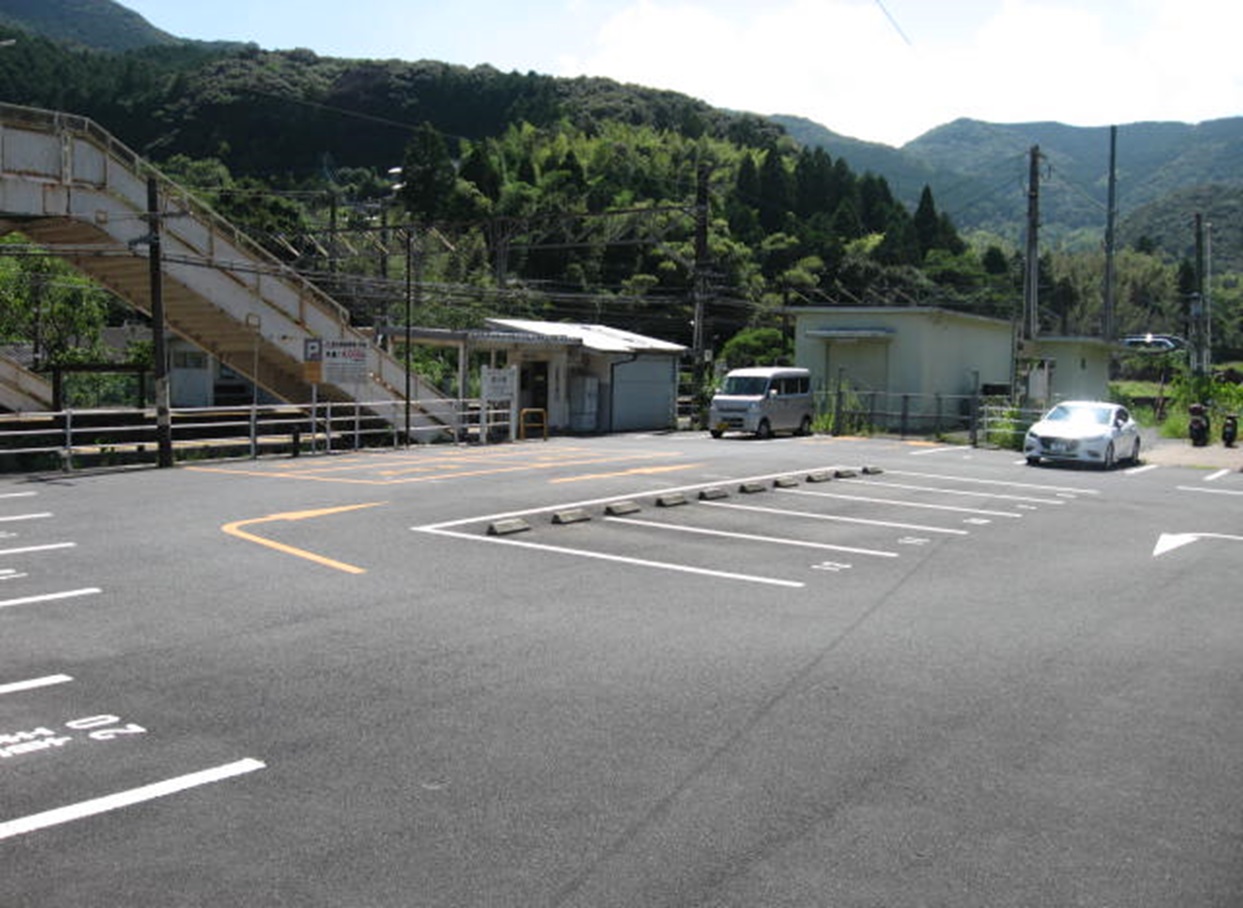 現川駅駐車場