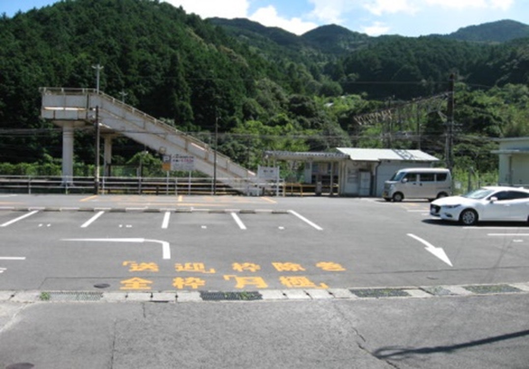 現川駅駐車場