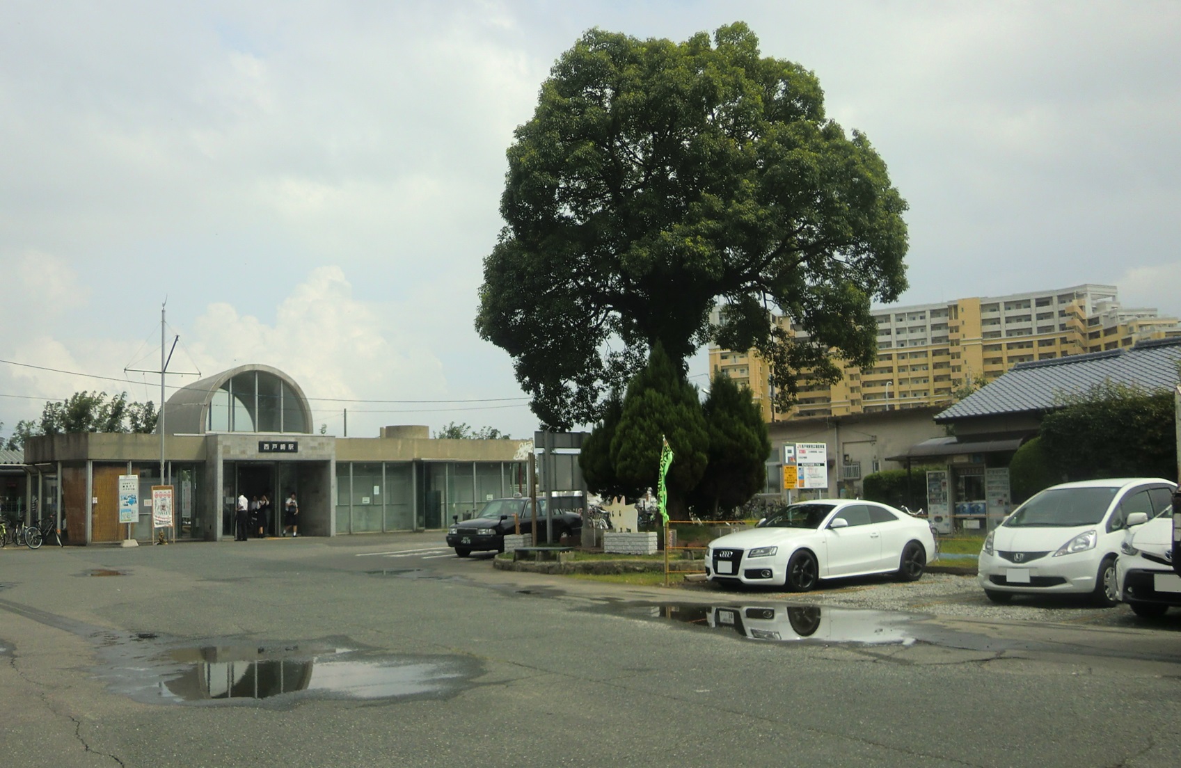 西戸崎駅前広場駐車場
