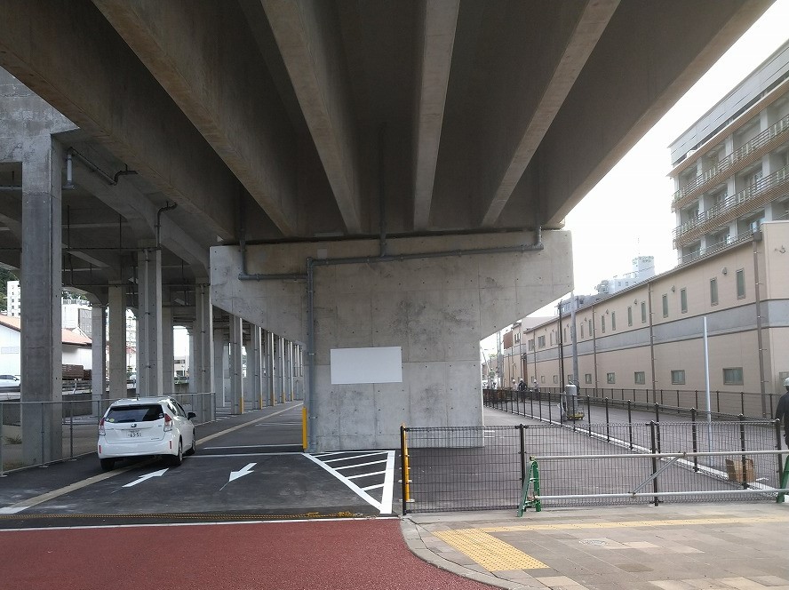 武雄温泉駅高架下駐車場