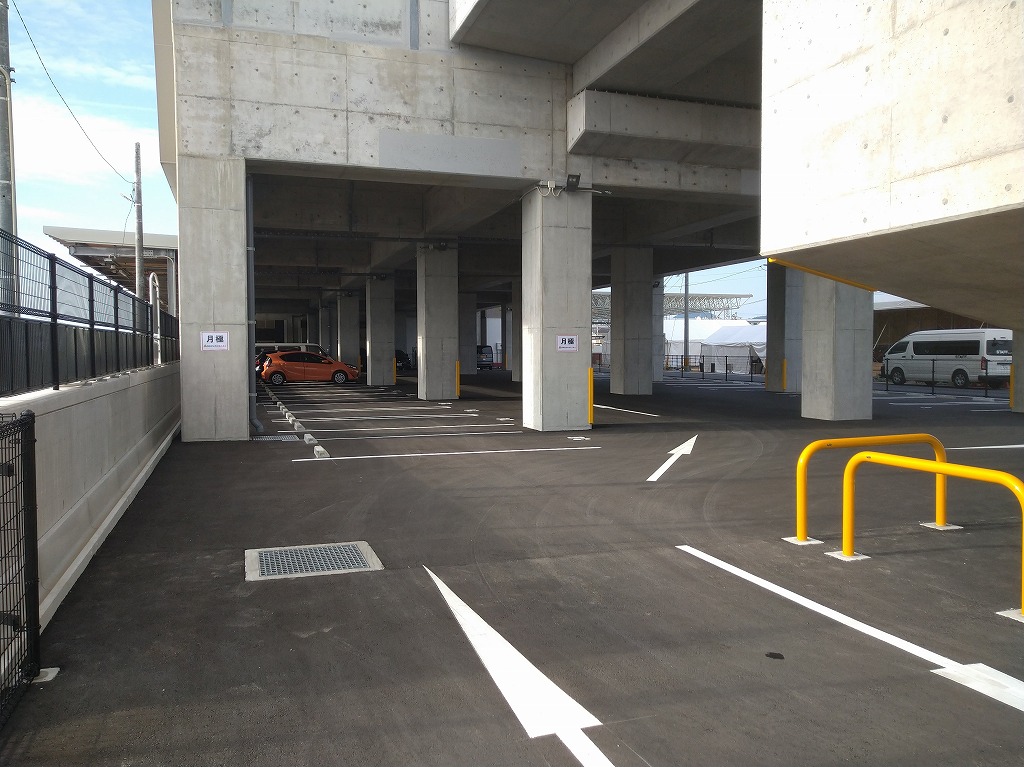 新大村駅高架下駐車場