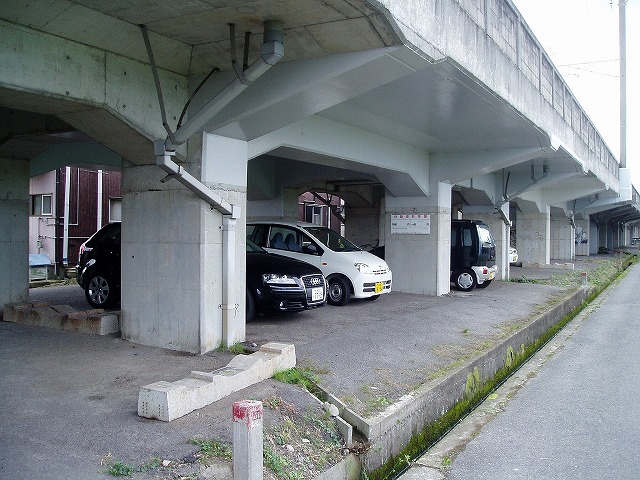 中津高架下牛神駐車場