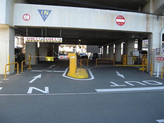 吉塚駅高架下駐車場