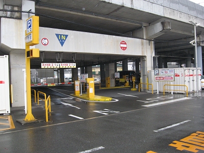 吉塚駅高架下駐車場