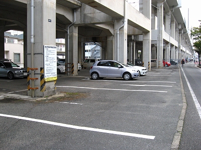 小戸高架下駐車場