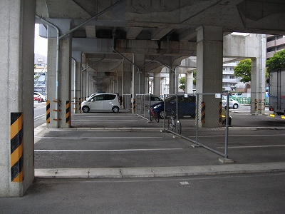 小戸高架下駐車場